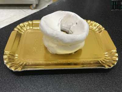 Ma soprattutto non pu� mai mancare u cembrelle� (la ciambella): un biscotto di 200 grammi alto e friabile interamente ricoperto di glassa di zucchero